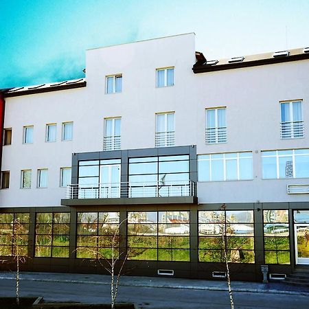 Garni Hotel Crystal Ice Ni Exteriör bild
