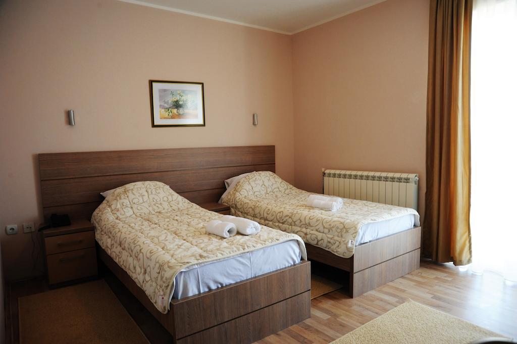 Garni Hotel Crystal Ice Ni Exteriör bild