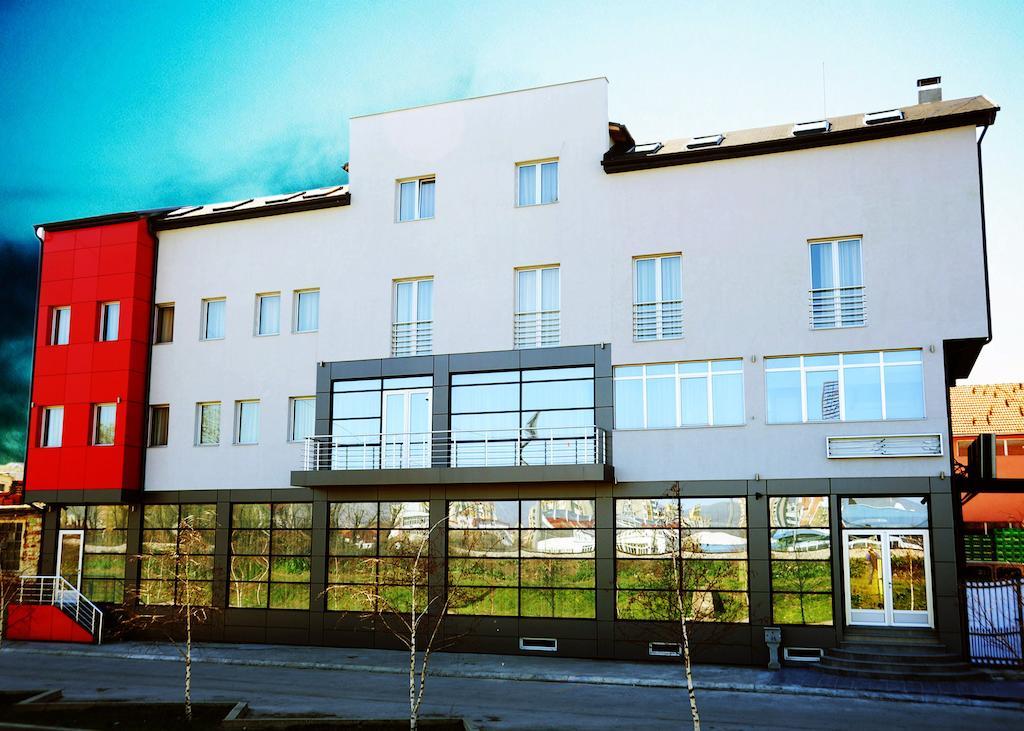 Garni Hotel Crystal Ice Ni Exteriör bild