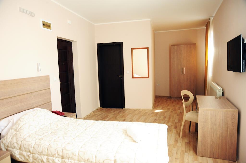 Garni Hotel Crystal Ice Ni Rum bild